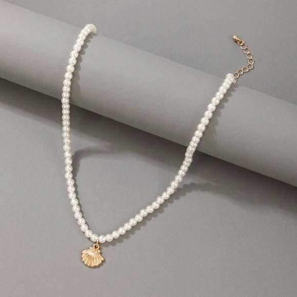 Shell Pendant & Peal Beaded Necklace - Picture 2 of 5